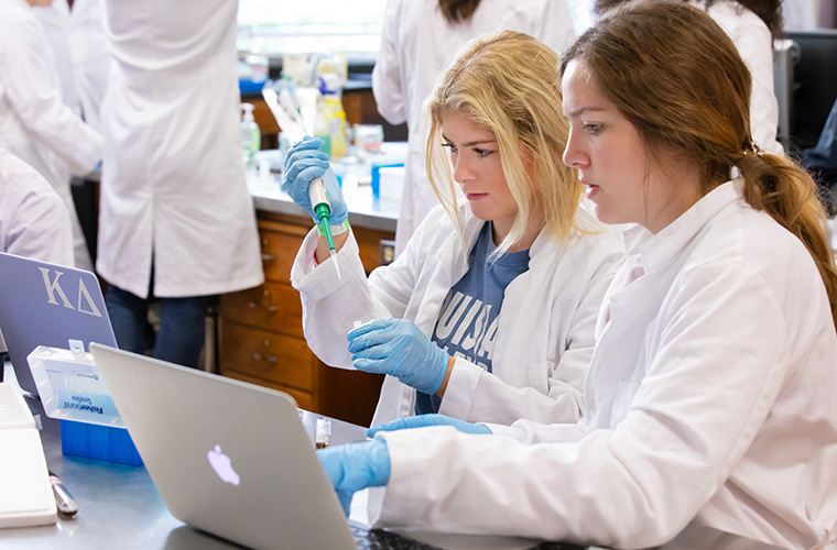 UL Lafayette chemistry majors in lab
